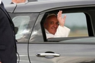 Battuta all’asta una delle Fiat 500L usata da Papa Francesco negli USA: cifra record in beneficenza