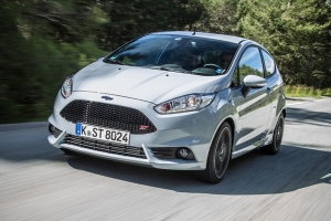 ford fiesta st 2017 bianca che corre su strada