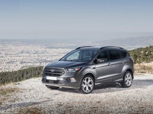 ford kuga 2017 nera parcheggiata su un terreno sterrato e con dietro un panorama naturale